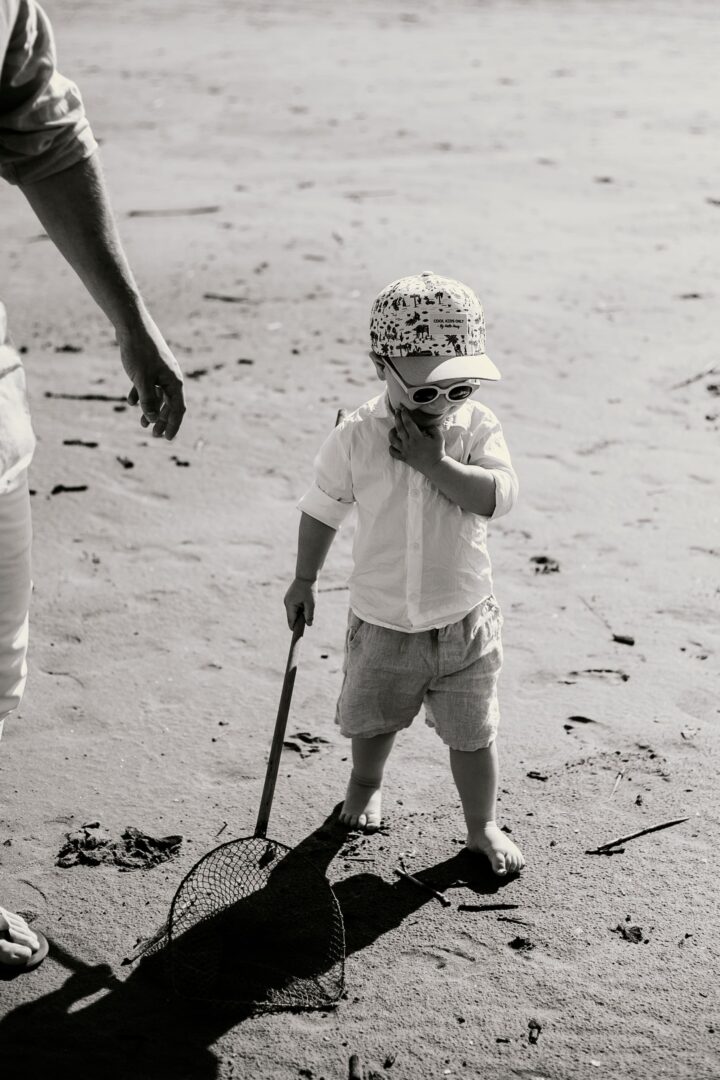 Et si on allait pêcher Séance photo de famille sur la plage de Ayguades à Gruissan, Aude, Occitanie