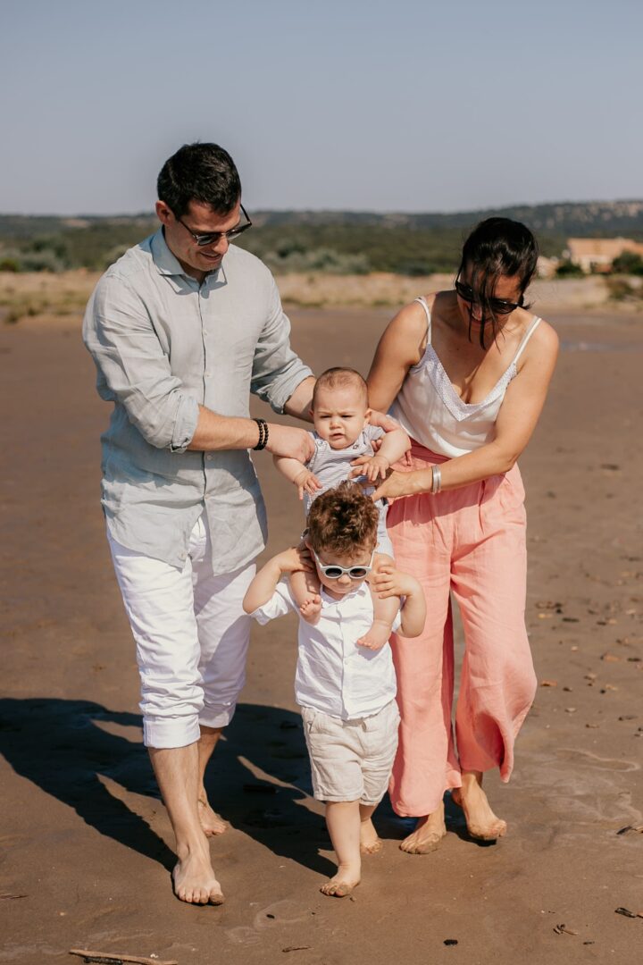 On fait comme papa avec le dernier Séance photo de famille sur la plage de Ayguades à Gruissan, Aude, Occitanie