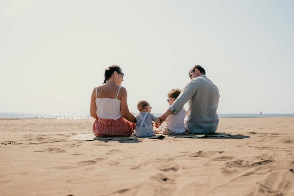 Séance photo de famille sur la plage de Ayguades à Gruissan, Aude, Occitanie