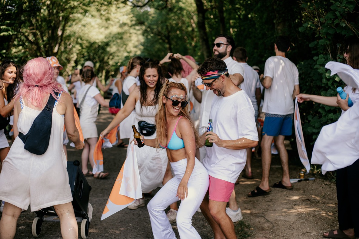 J&J-COLORS-OCCITANIE-SOPHIE BACHERE PHOTOS HD-135 Photo prise par @sophiebacherephotos. La photo montre le couple de futures mariées s'engageant dans l'allée en direction de la sortie de la salle des Illustres