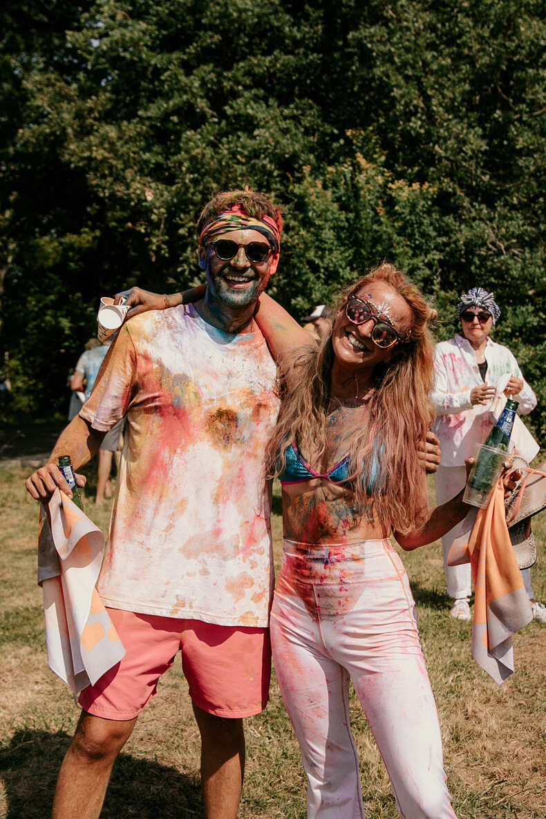 Les mariés après la fête des couleurs Les mariés après la fête des couleurs