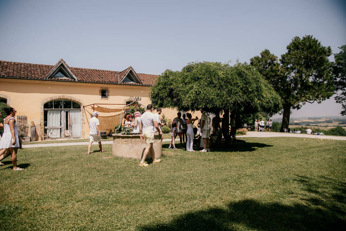 Preparation des proches pour la célébrations des couleurs Proches et invités tous réunis sous le seul arbre de l'enceinte du château Lacoste du Gers pour se parer de paillettes multicolores.