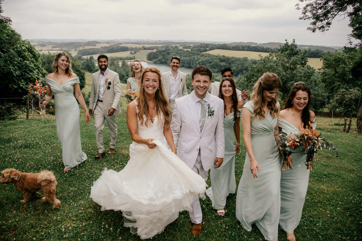 J&J-WEDDING-OCCITANIE-SOPHIE BACHERE PHOTOS HD-107 La mariée au bras de son père au Château Lacoste à Lupiac dans le jardin