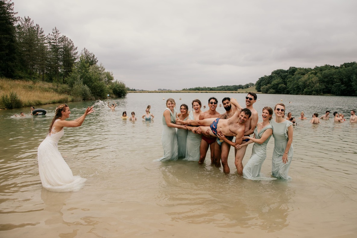 J&J-WEDDING-OCCITANIE-SOPHIE BACHERE PHOTOS HD-117 La mariée au bras de son père au Château Lacoste à Lupiac dans le jardin