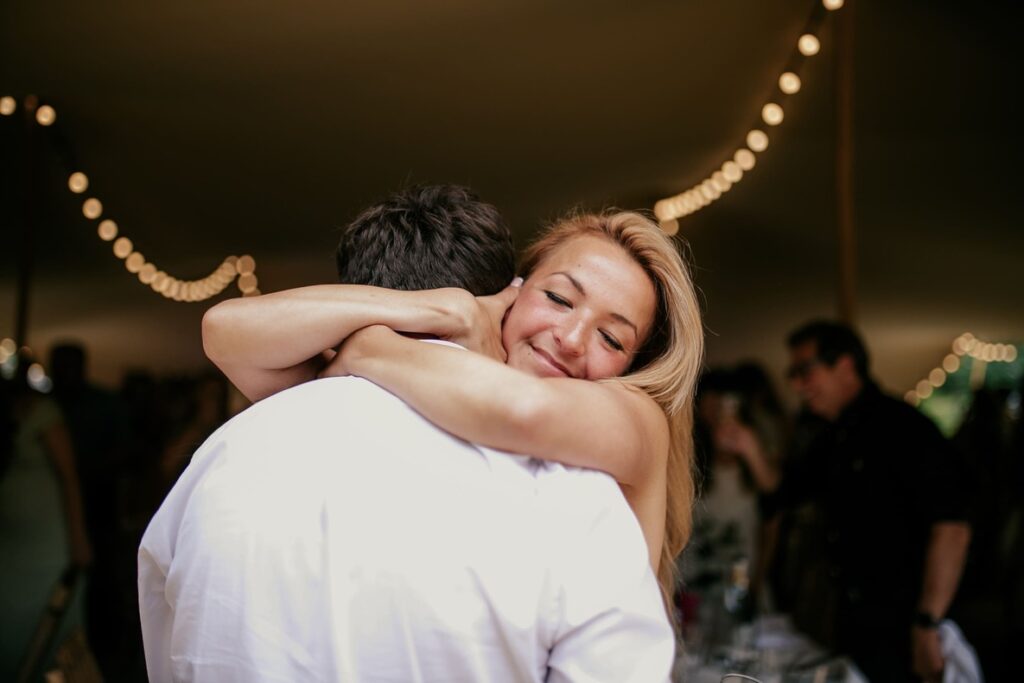 La mariée enlace son mari après son discours au Château Lacoste à Lupiac Gers