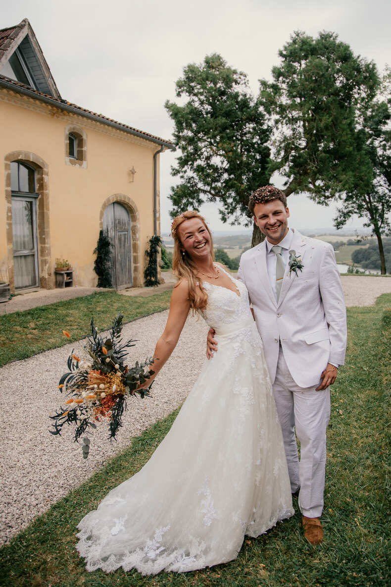 J&J-WEDDING-OCCITANIE-SOPHIE BACHERE PHOTOS HD-411 Photo prise par @sophiebacherephotos, les mariés regarde la caméra alors qu'ils marchent