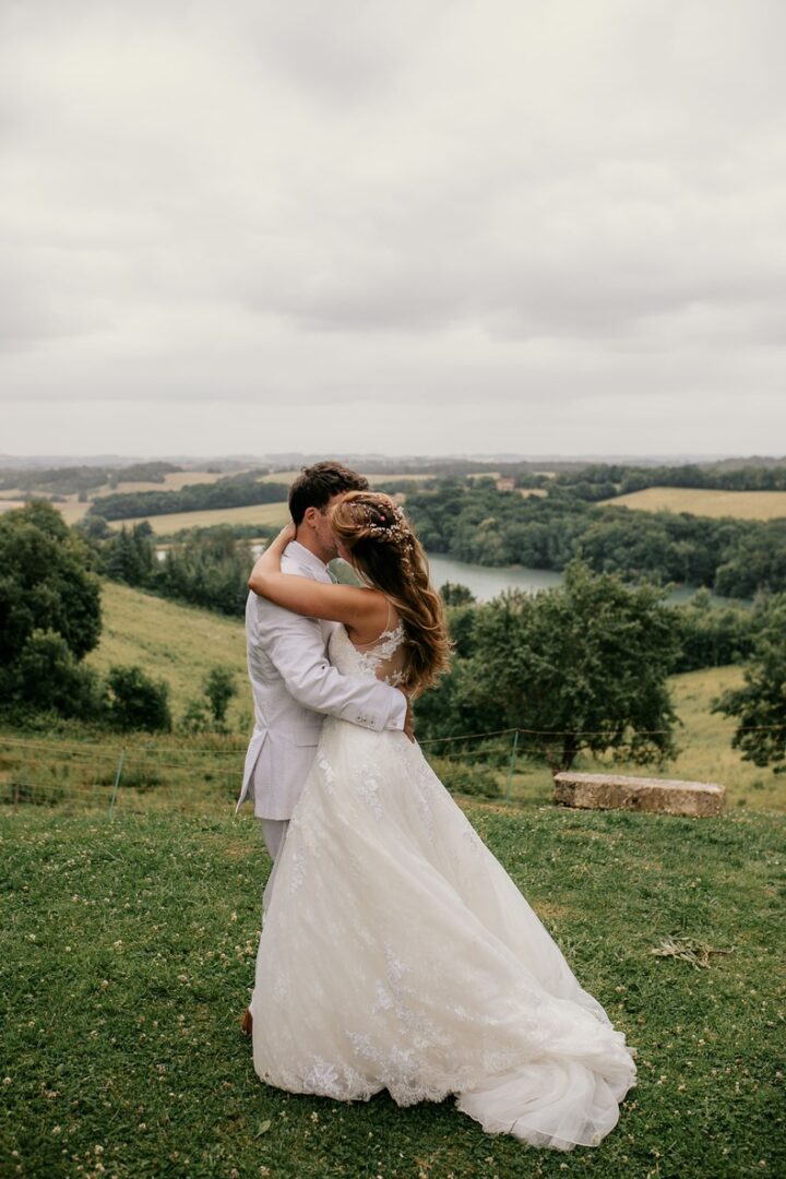 J&J-WEDDING-OCCITANIE-SOPHIE BACHERE PHOTOS HD-578 Photo prise par @sophiebacherephotos. La photo montre le couple de futures mariées s'engageant dans l'allée en direction de la sortie de la salle des Illustres