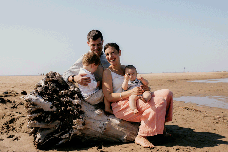 Séance famille à la plage de Gruissan dans l'Aude à Gruissan