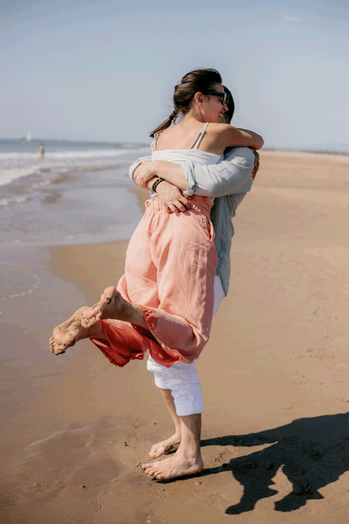 Couple à la plage de Gruissan Séance famille à la plage de Gruissan dans l'Aude à Gruissan