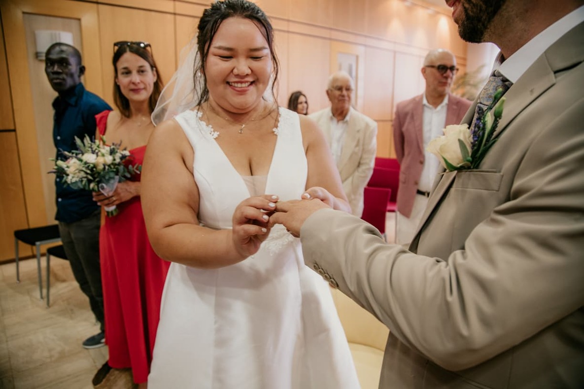 Echange des anneaux des mariés devant les officiants de la mairie de Lézignan-Corbières