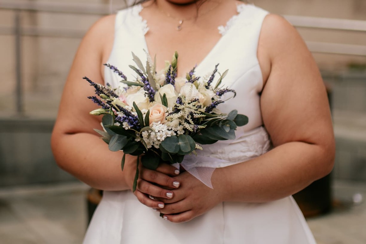 Bouquet de la mariée devant la mairie de Lézignan-Corbières