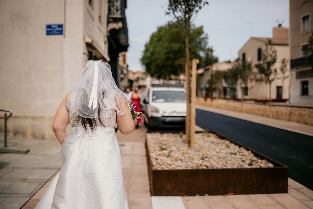 La mariée attendant sa témoin devant la mairie de Lézignan-Corbières