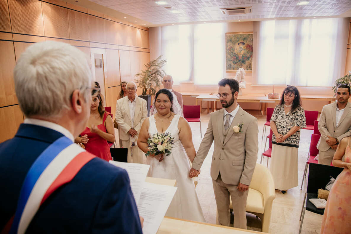 Les mariés devant les officiants de la mairie de Lézignan-Corbières