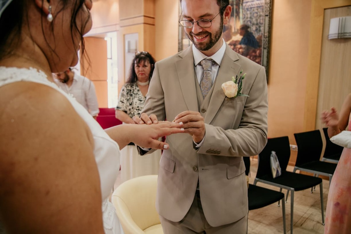 Echange des anneaux des mariés devant les officiants de la mairie de Lézignan-Corbières