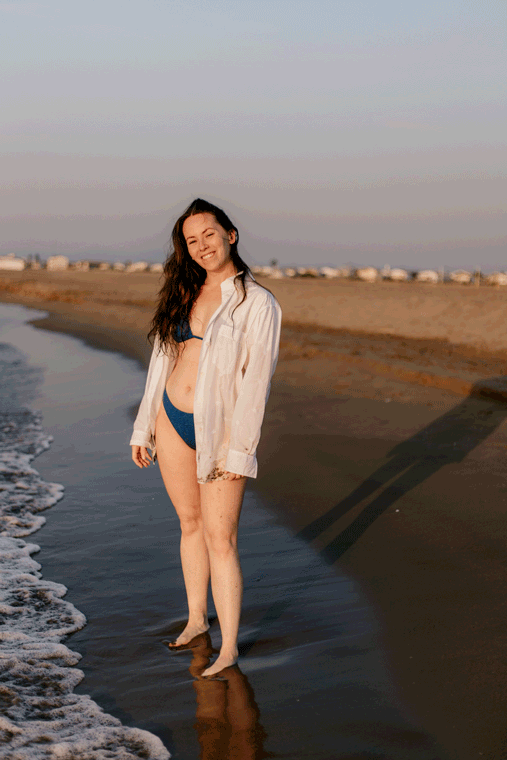 Séance photo de famille sur la plage de Ayguades à Gruissan, Aude, Occitanie
