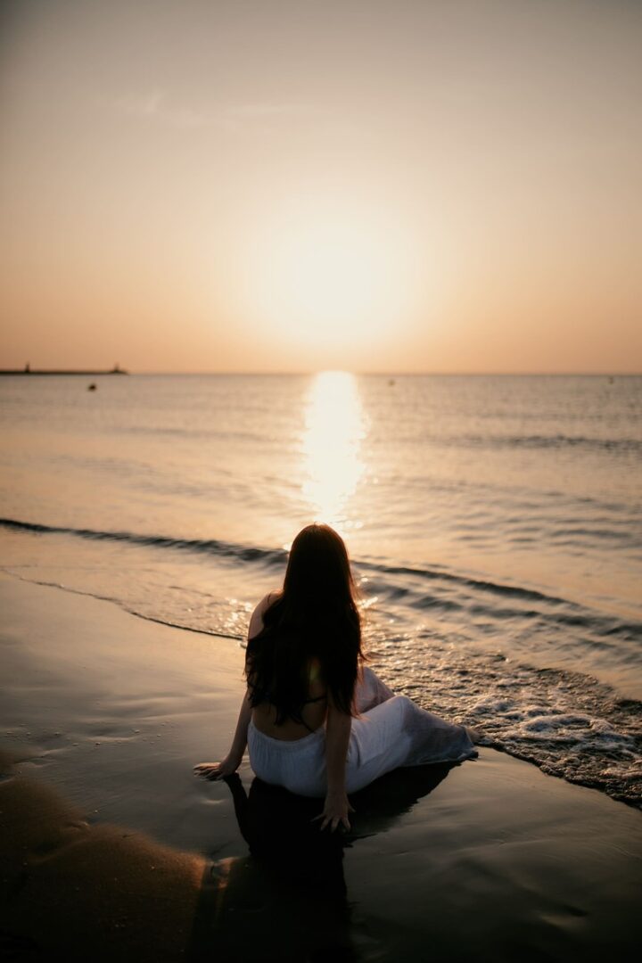 Séance photo de famille sur la plage de Ayguades à Gruissan, Aude, Occitanie
