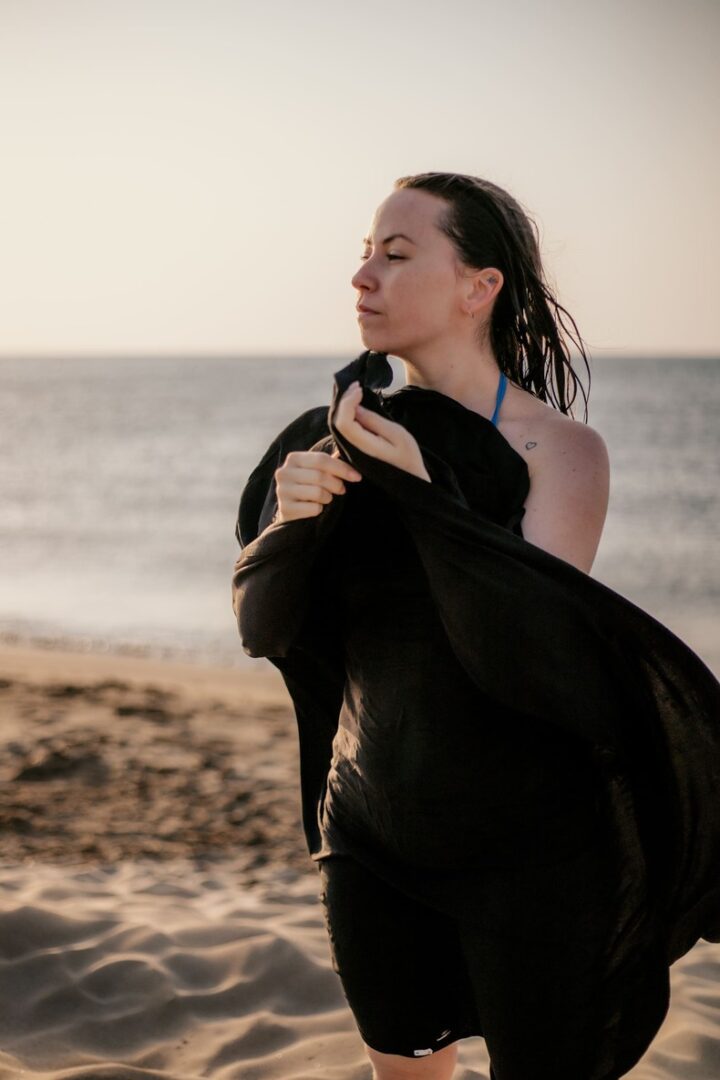 Séance photo de famille sur la plage de Ayguades à Gruissan, Aude, Occitanie