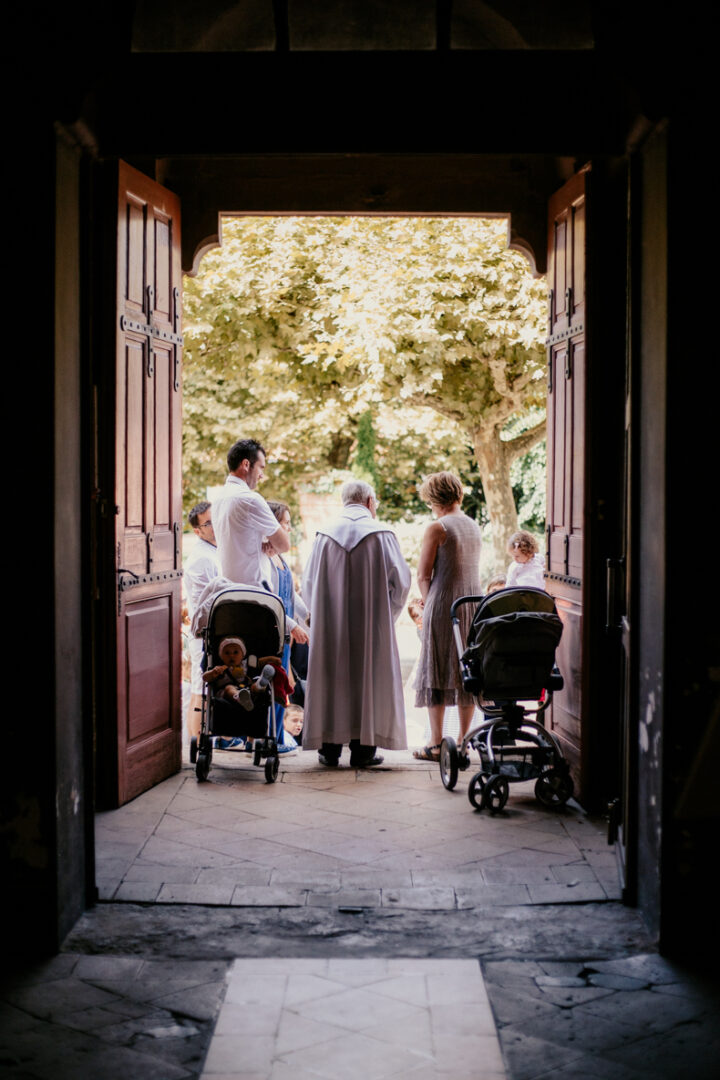 Photo prise par @sophiebacherephotos. La photo montre le couple de futures mariées s'échangeant les anneaux.