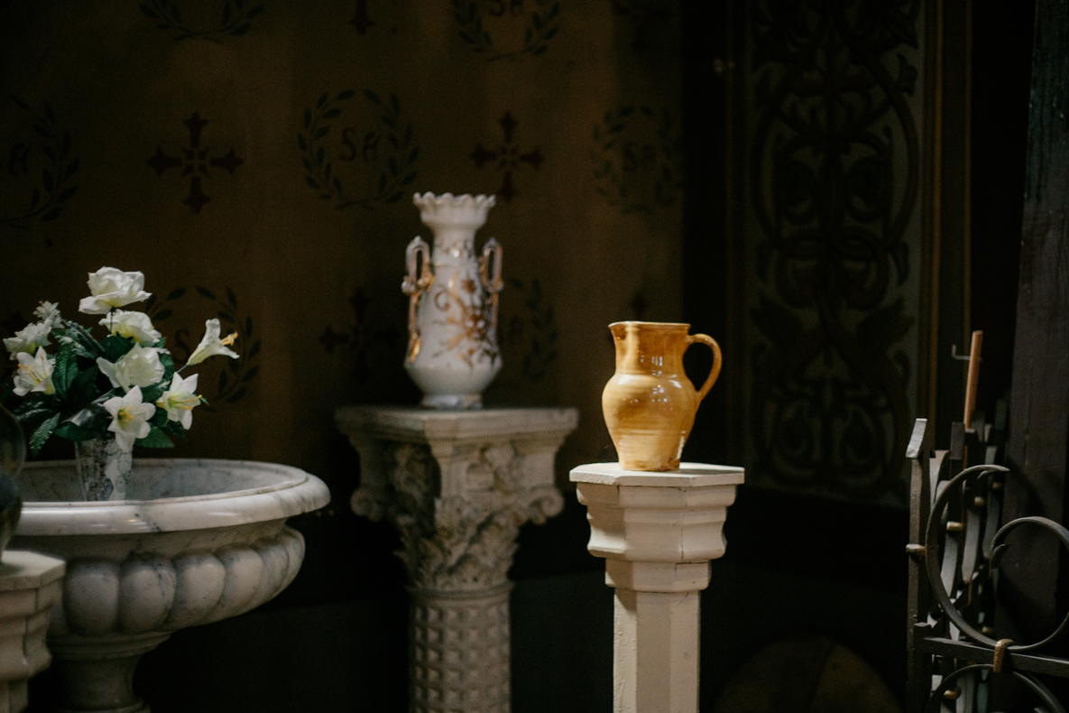 Photo prise par @sophiebacherephotos. La photo montre une famille dont chaque enfant sont dans les bras de leur parent. Ils sont habillés tous en jean's et tee-shirt blanc.