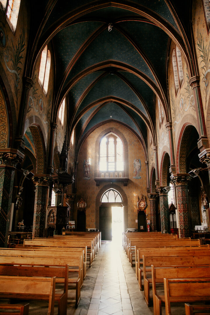 Photo prise par @sophiebacherephotos. La photo montre un couple au bord de l'eau sur la plage