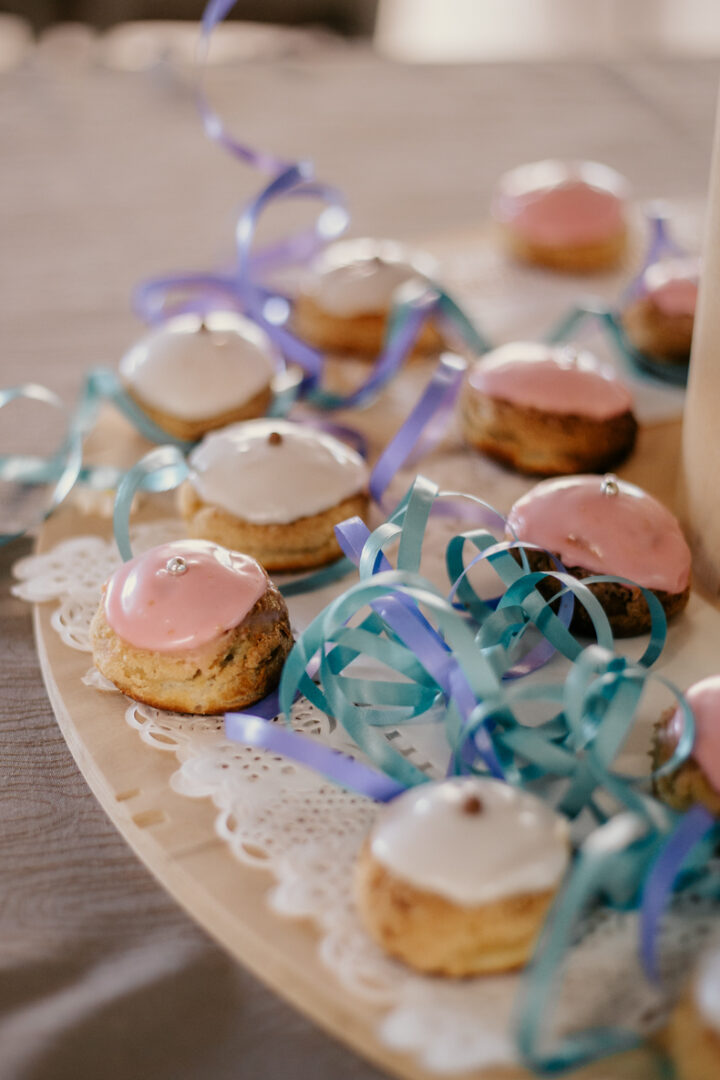 Photo prise par @sophiebacherephotos. Séance couple au coeur de la forêt de la montagne noire dans l'Aude Occitanie. La photo montre le couple l'un contre l'autre, la photo montre un effet sur la droite de la photo où l'on voit les branches d'un arbre.