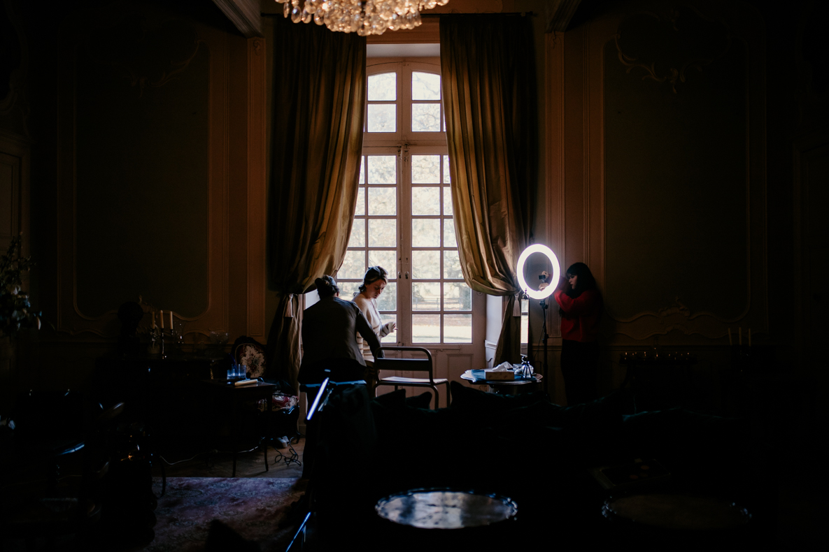 Le salon, lieu choisi pour le maquillage, la coiffure de la mariée et la mise en valeur par les couleurs à L'Orangerie des Demoiselles