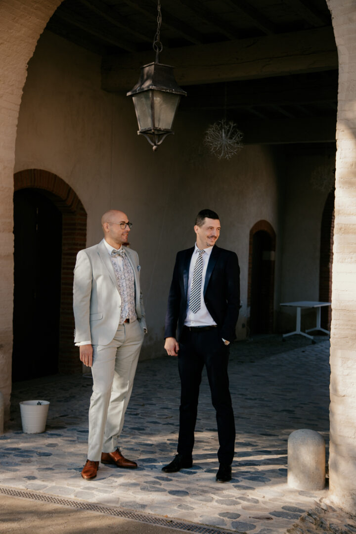 l'escalier décoré de morceaux de miroir à L'orangeraie des demoiselles