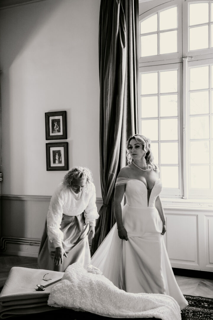 La mariée se faisant habiller par @berangerea_creatrice
