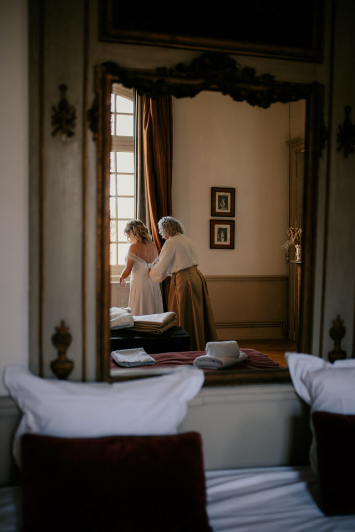 La mariée se faisant habiller par @berangerea_creatrice