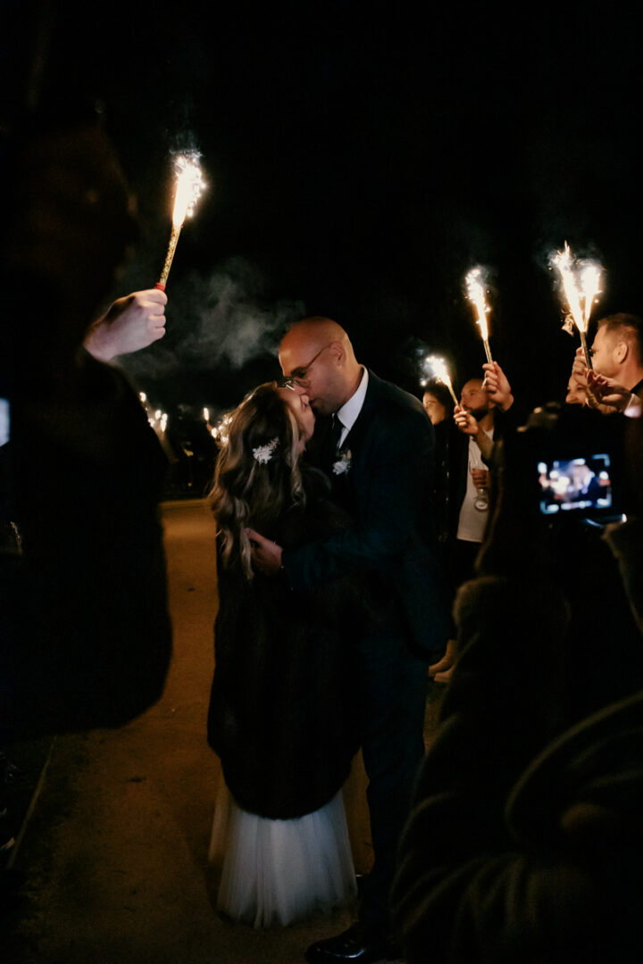 L'allée de scintillants pour Charly et Camille des Noces Imaginaires au chateau l'Orangerie des Demoiselles