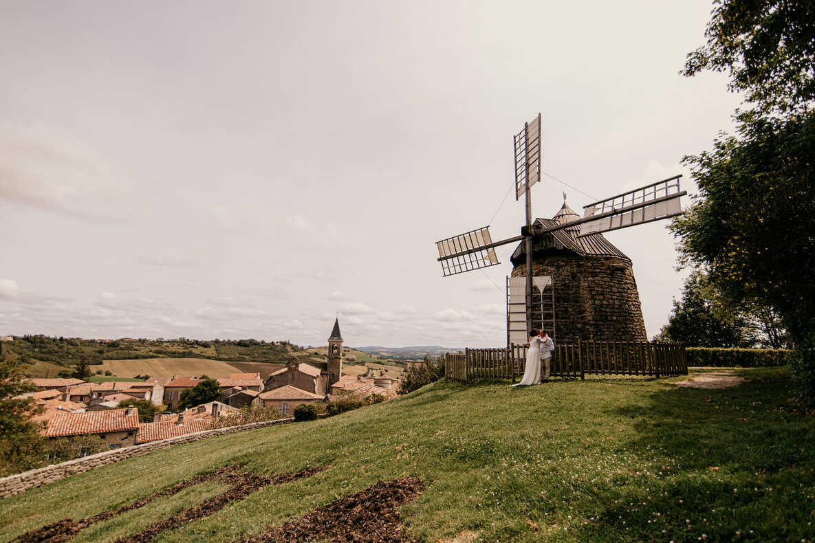 L'allée de scintillants pour Charly et Camille des Noces Imaginaires au chateau l'Orangerie des Demoiselles