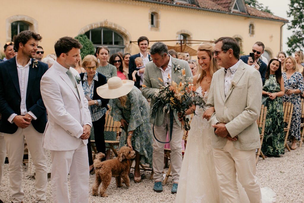 Arrivée de la mariée au bras de son papa Château Lacoste à Lupiac Gers