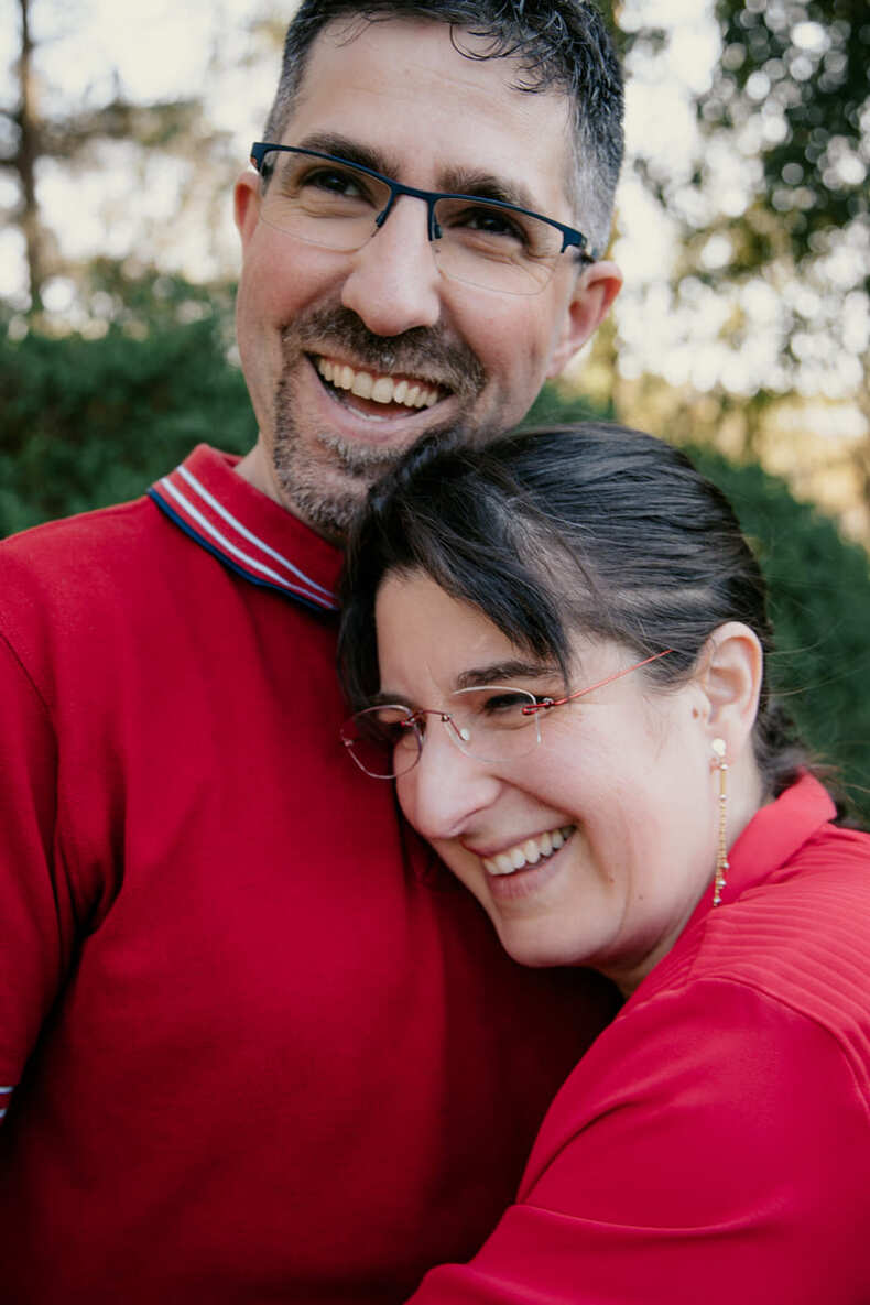 Photo prise par @sophiebacherephotos. La photo montre un couple au bord de l'eau sur la plage