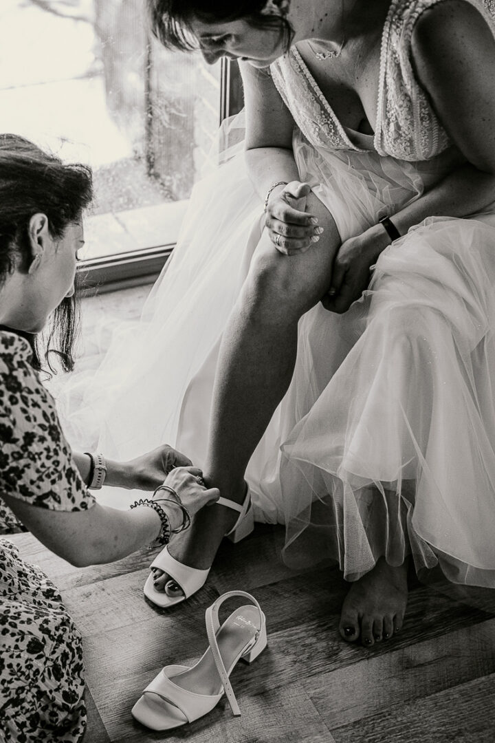 Photo prise par @sophiebacherephotos. La photo montre le bouquet de la mariée fait de fruits. On y distingue le jolie décolleté de la robe de la mariée.